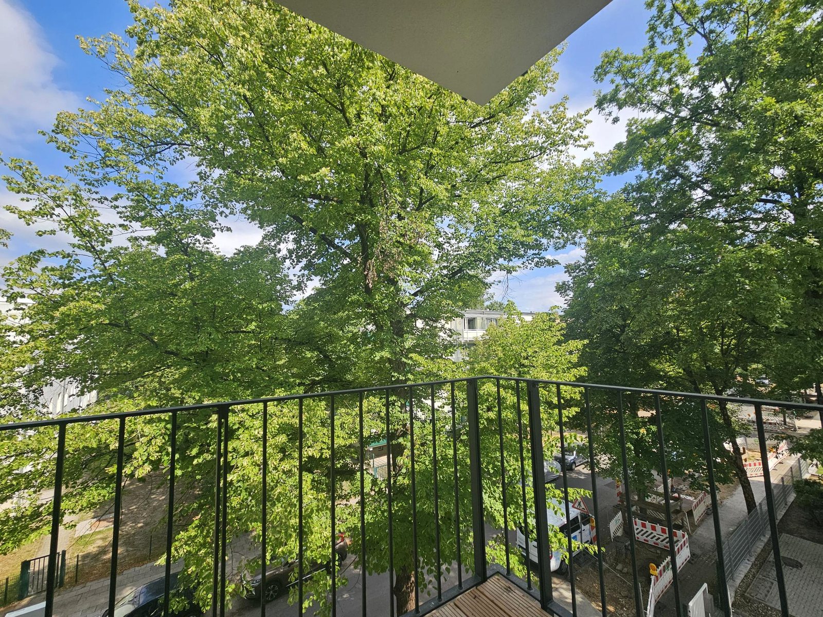 Zusätzlicher Balkon mit Blick ins Grüne