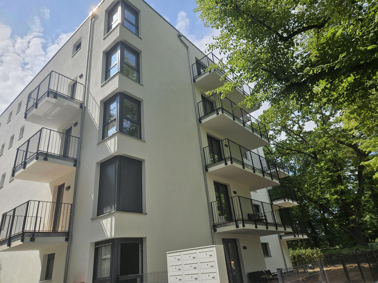 Fassade mit bodentiefen Fenstern und Balkonen