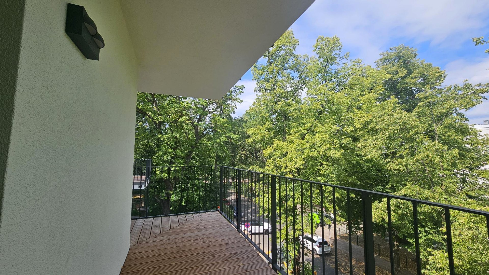 Panorama-Terrasse der Neubauwohnung mit Blick ins Grüne